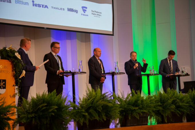 Asiantuntijat paneelikeskustelussa Kouvolan turvallisuuskonferensissä 2019.