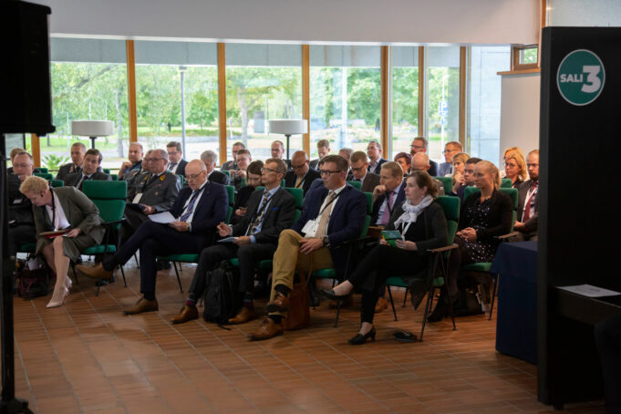 Paneelikeskustelun yleisöä Kouvolan kaupungintalolla 2019 turvallisuuskonferenssissä.