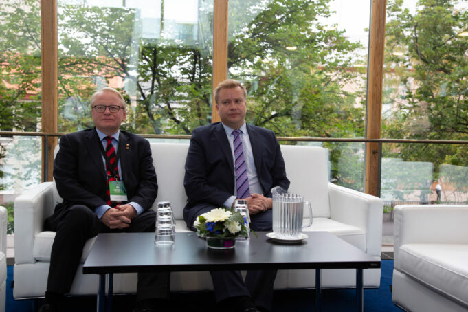 Peter Hultqvist ja Antti Kaikkonen Ruotsin- ja Suomen puolustusministerit turvallisuuskonferensissä 2019.
