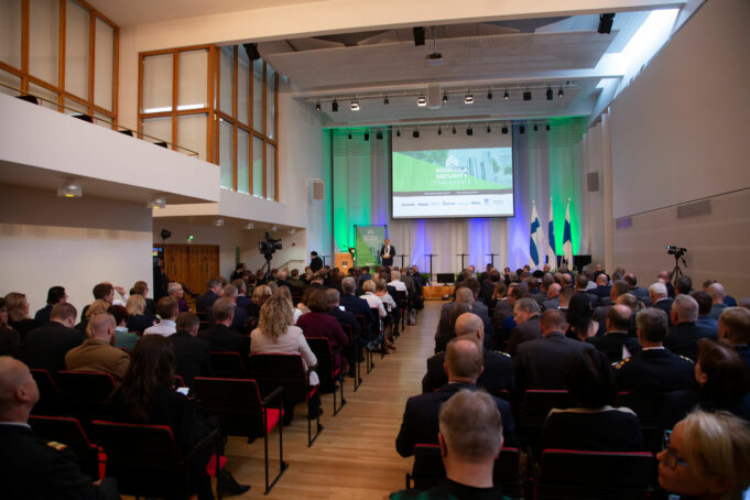 Yleisöä-ensimmäisessä-turvallisuuskonferenssissa-Kouvolan-kaupungintalolla 2019.