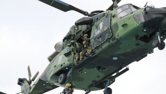 NH90-helikopterista laskeutuuköydellä Utin jääkärirykmenttiläisiä.