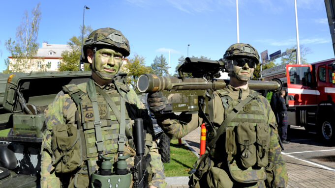 Kaksi puolustusvoimien sotilasta maastopuvuissa ja -naamioissa.