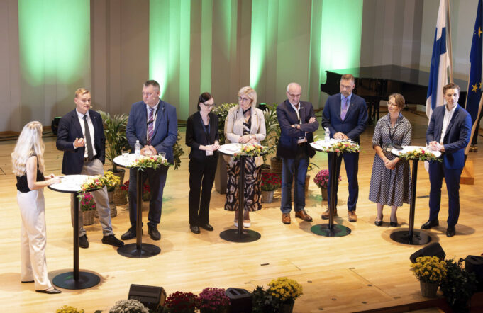 Kansanedustajat puoluepaneelissa